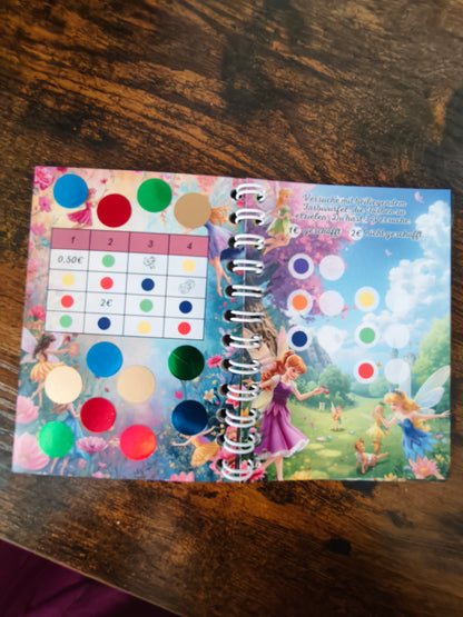 A7 Kinder Sparbuch – Sparchallenge für Mädchen & Jungen | Würfel, Rubbel, Bingo & Sparweg | ca. 160€ Sparziel